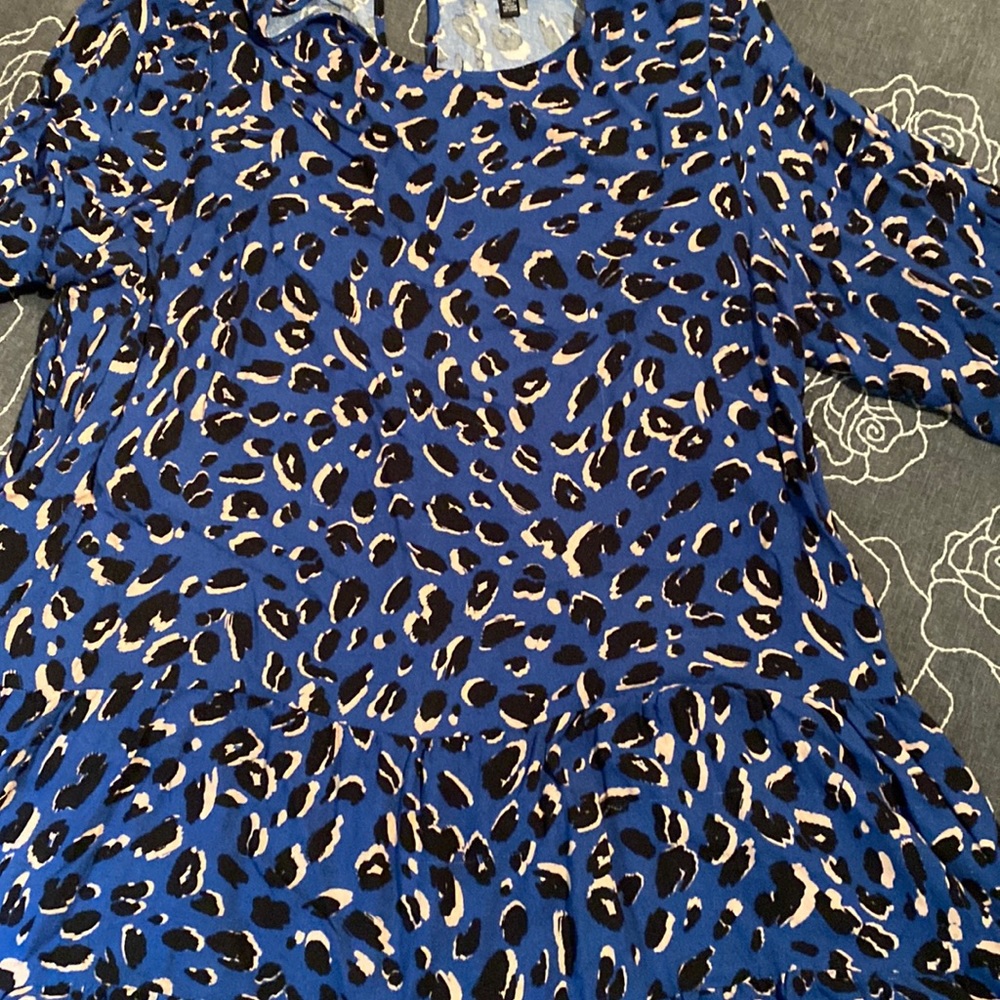 Print drop waist lose fitting dress with 3/4 length balloon sleeve.